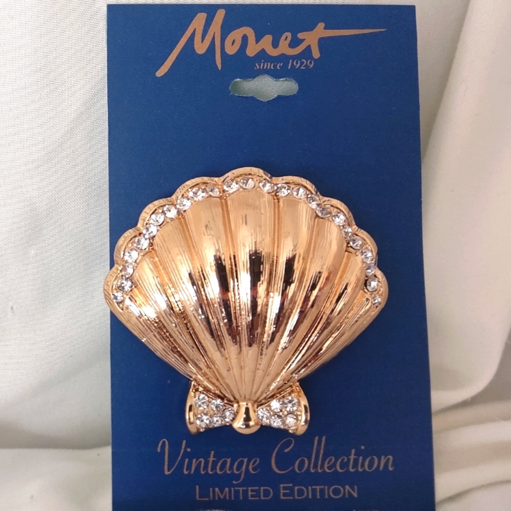 *SOLD* Monet: Vintage Collection Seashell Brooch!